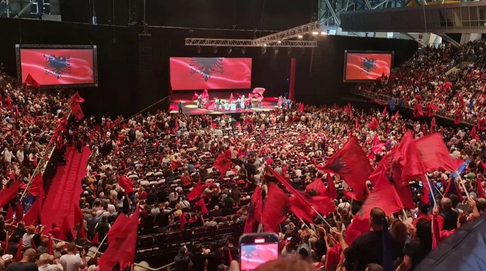 Σε λίγο η ομιλία Ράμα στο Κλειστό του Γαλατσίου - Γέμισε με κόσμο το γήπεδο