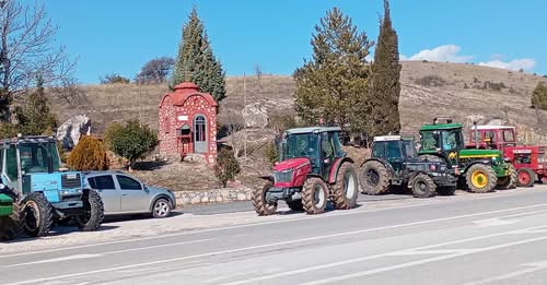 Το πρώτο μπλόκο αγροτών και κτηνοτρόφων στη Δυτική Μακεδονία στήθηκε σήμερα, στις 12 το μεσημέρι στον κόμβο Αντιγόνου του Δήμου Αμυνταίου.