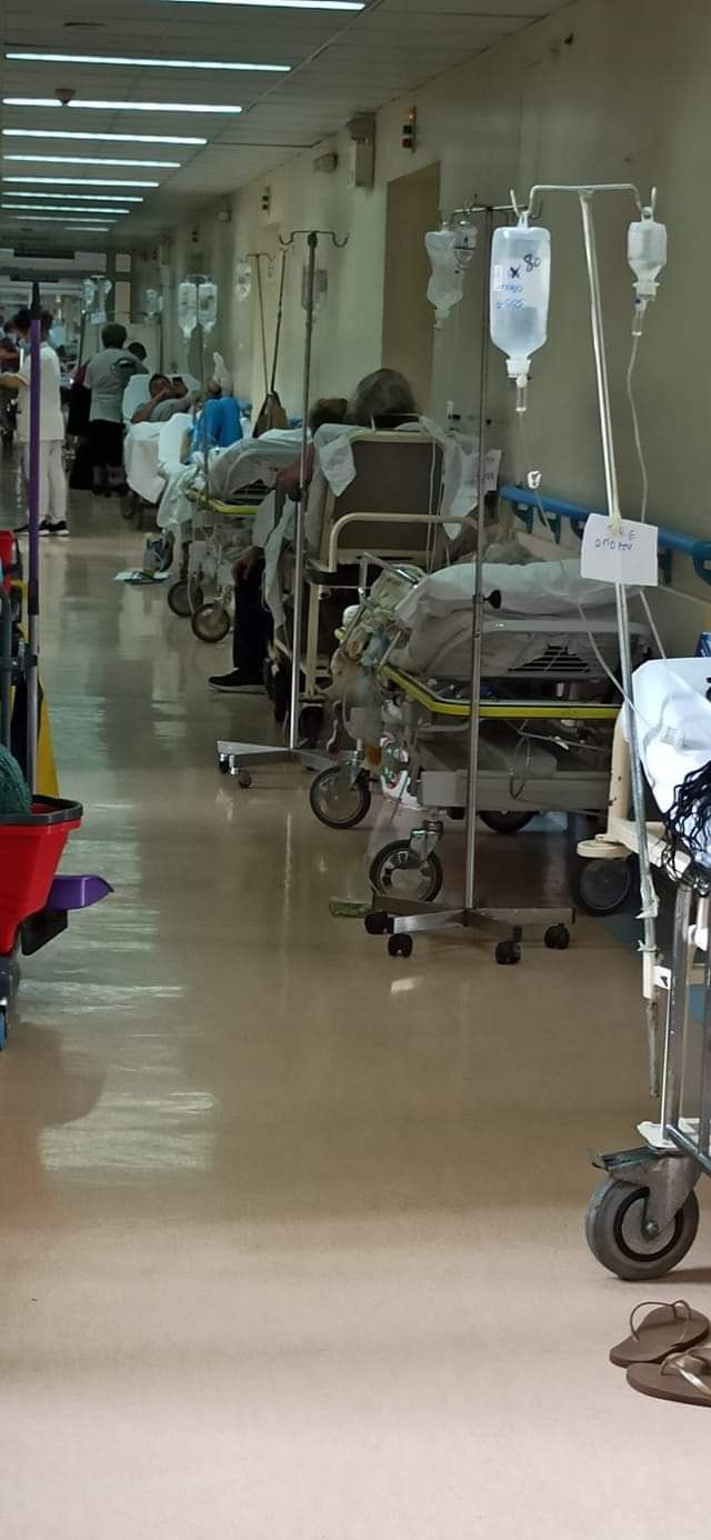  Στις 21/6/2021 πάμε στα επείγοντα του Ευαγγελισμού στις 17:00 και καταλήγουμε να κάνουμε εισαγωγή στις 22:00 περίπου. Από τότε μέχρι και σήμερα 26/06/2021 η σύζυγος μου βρίσκεται στον διάδρομο και πάνω στο ράντζο