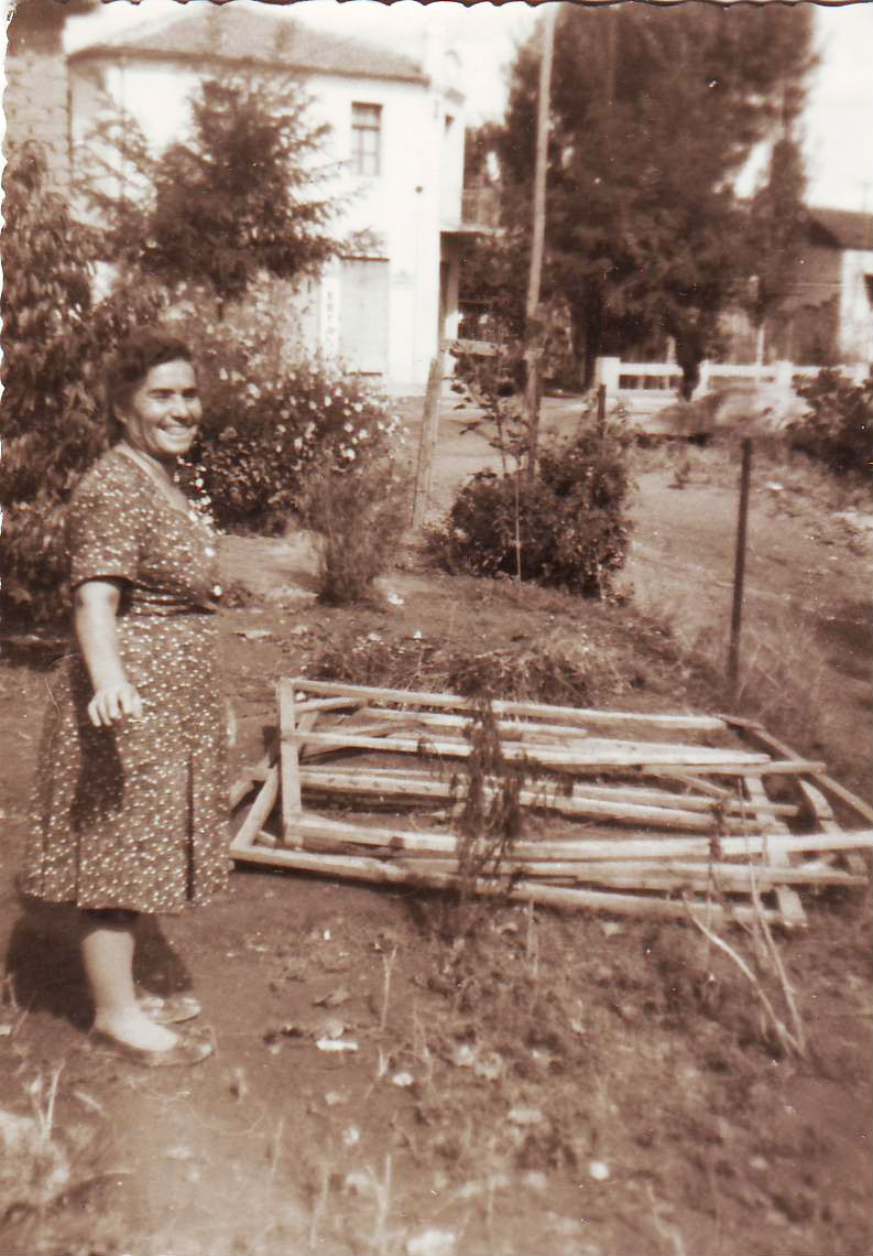 Πτολεμαΐς 1950! Οικία και μπακάλικο Κυδώνα, γέφυρα και Τούρκικο Νεκροταφείο