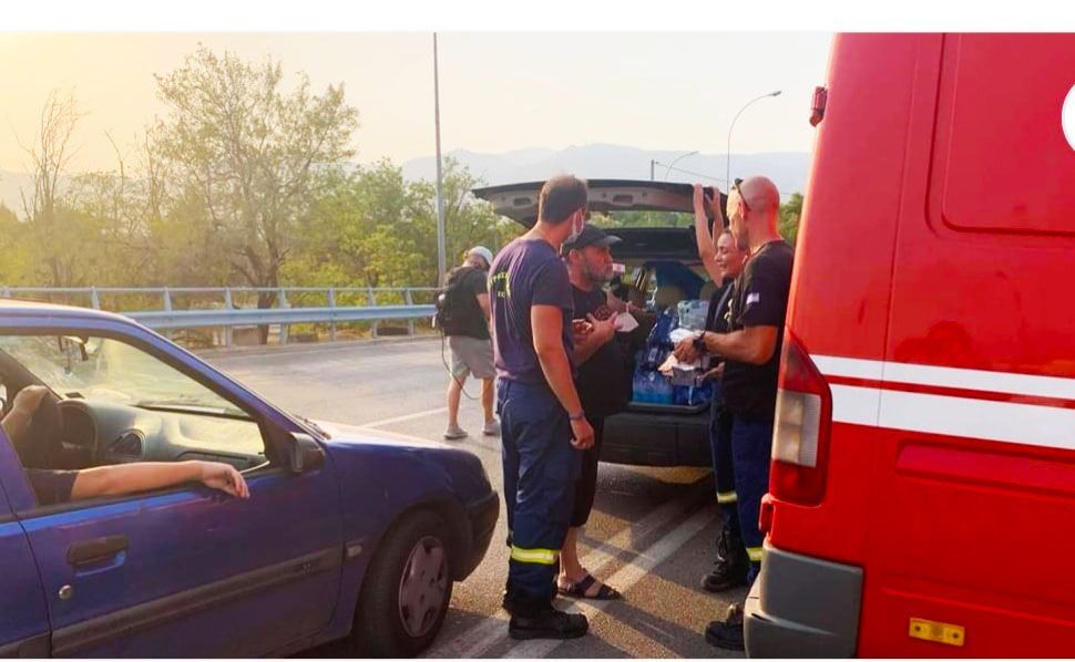 Εθελοντές έφτασαν με κομβόι 7 αυτοκινήτων γεμάτα μερίδες φαγητού και κατευθύνθηκαν προς τις γραμμές των πυροσβεστών για τους δώσουν φαγητό.