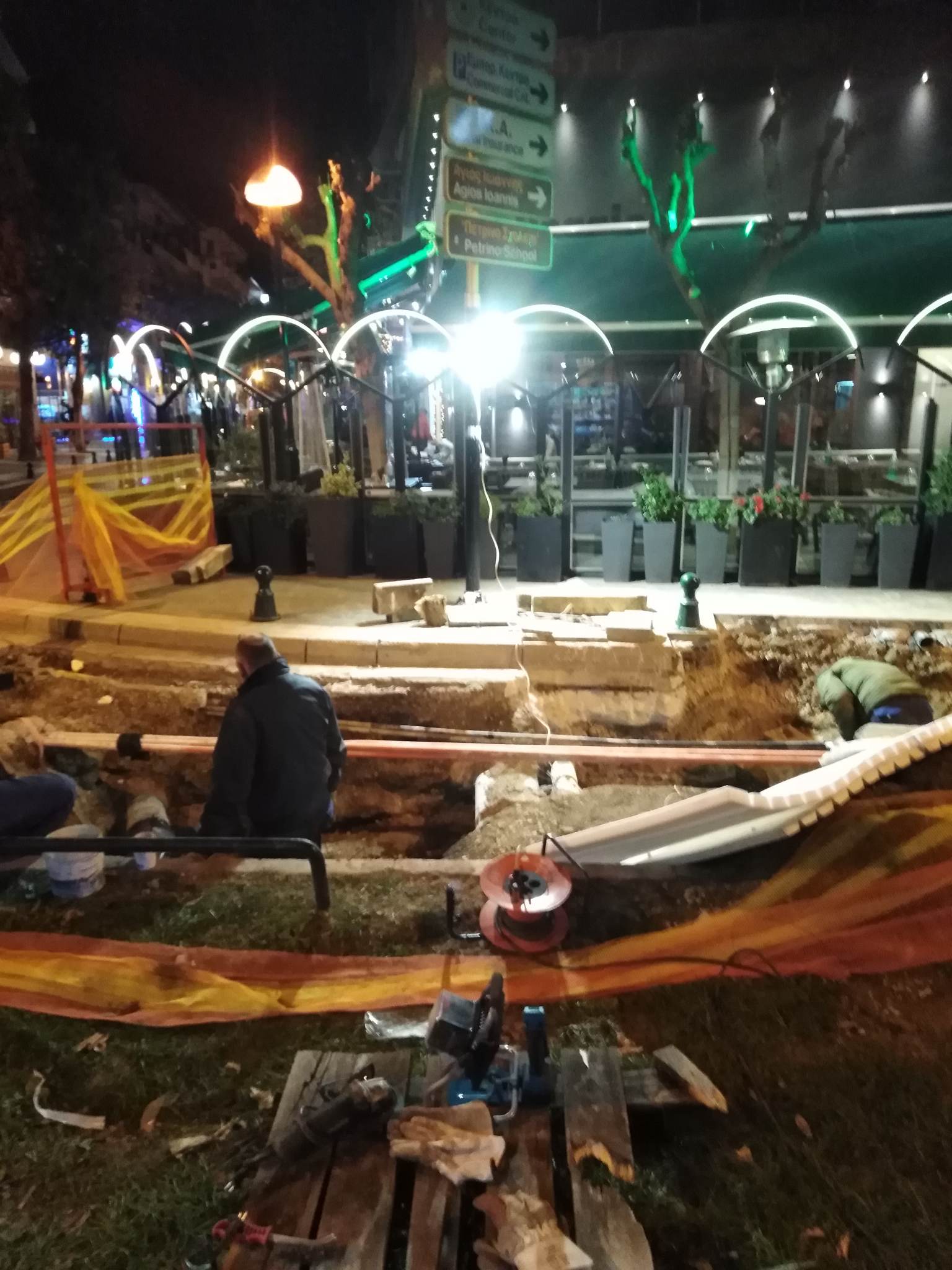 Τηλεθέρμανσις: Υπεράνθρωπες προσπάθειες μέσα στη νύχτα για να επιδιορθωθεί η βλάβη.