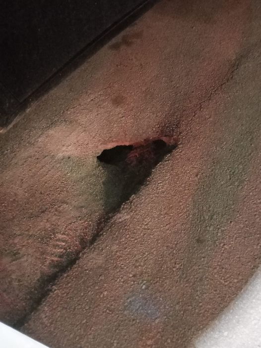 Πτολεμαΐδα: ΠΡΟΣΟΧΗ: Καθίζηση του δρόμου.. Ελπίζω μην καταπιεί κανένα αυτοκίνητο..διεύθυνση δεν ξέρω... Καλό ξημέρωμα