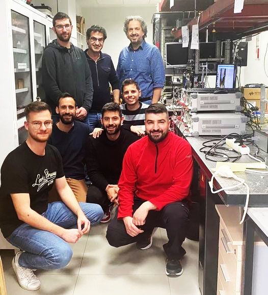 Ο Πτολεμαϊδιώτης Απόστολος Τσακιρίδης στην ομάδα των φοιτητών του ΑΠΘ που κατασκεύασαν τον ταχύτερο επεξεργαστή Τεχνητής Νοημοσύνης στον κόσμο με χρήση φωτός