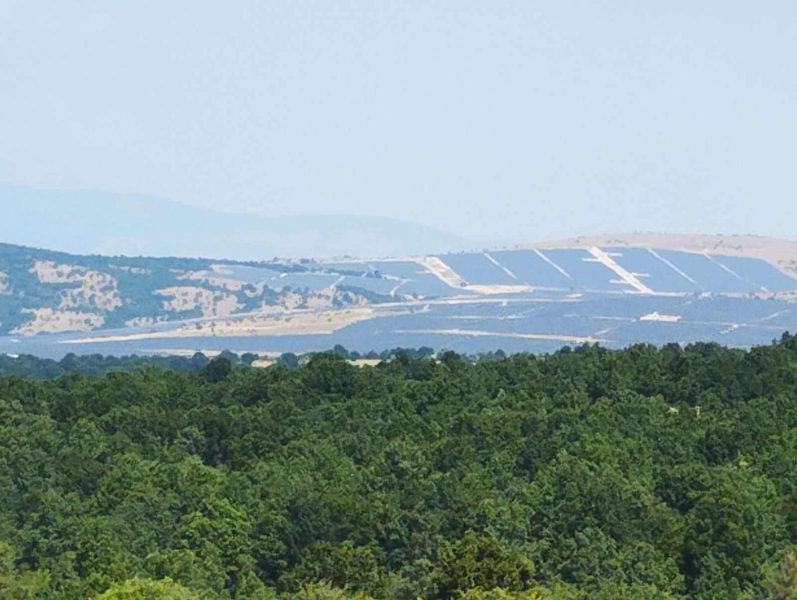 Νίκος Βουνοτρυπίδης: Μέτρησα 25 ανεμογεννήτριες ολοκαίνουργιες στην περιοχή Μαγούλα, και απ΄ ότι ξέρω ακολουθούν ακόμα 11, 4 από αυτές περικυκλώνουν ένα εμφιαλωτήριο μεταλλικού νερού αδειοδοτημένο , λίγο έξω από τη Βλάστη....