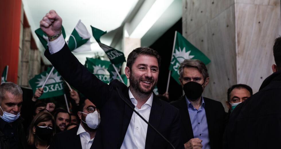  Νέος αρχηγός ο 42χρονος Κρητικός με ποσοστό... Ανδρέα Παπανδρέου 67,09%. Στο 32,01% ο Γιώργος Παπανδρέου