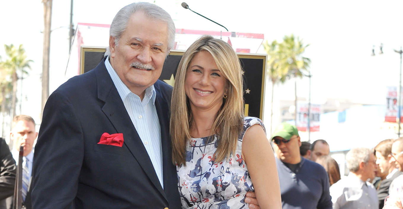 Η Τζένιφερ Ανιστον αποχαιρετά τον πατέρα της (Γιάννη Αναστασάκη)