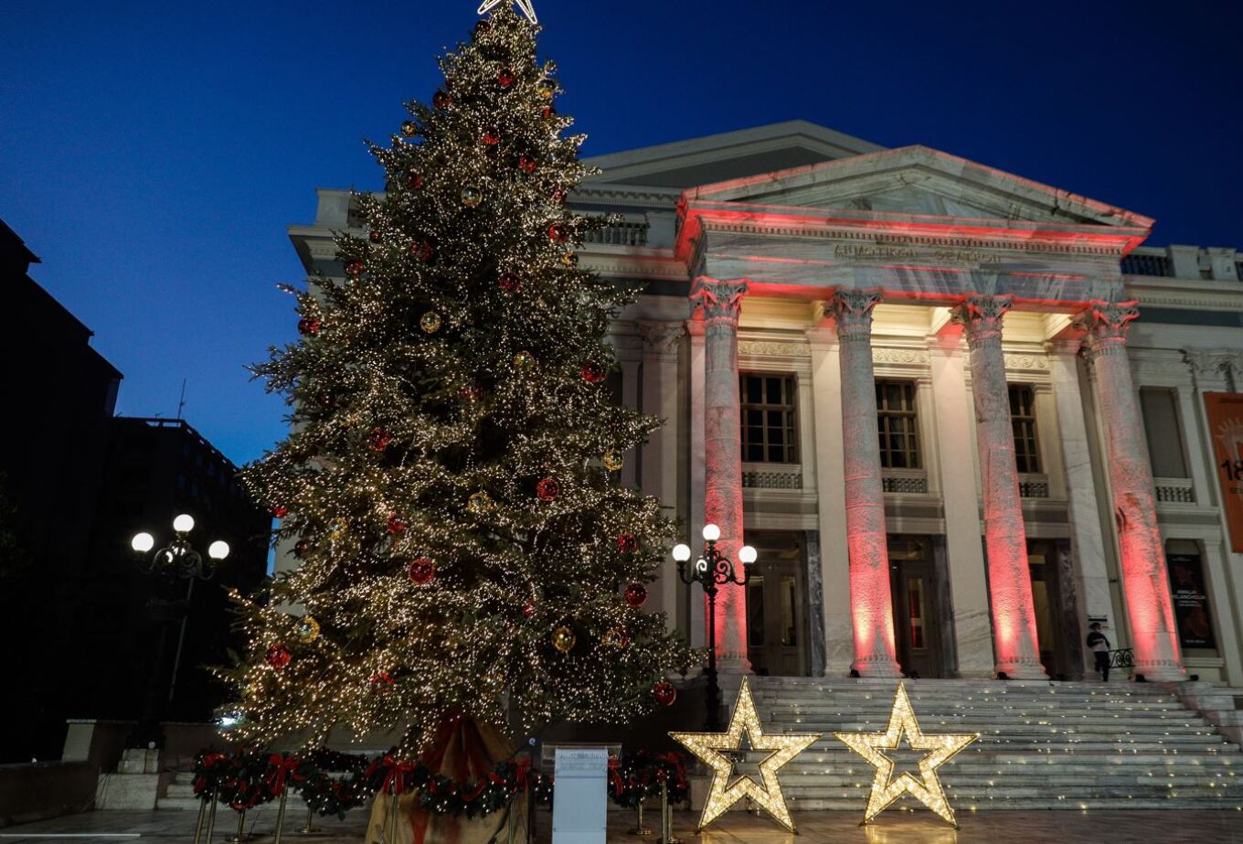 Δημοτικό Θέατρο Πειραιά: Κατέρρευσε μέρος της σκηνής – Τραυματίστηκαν μαθητές