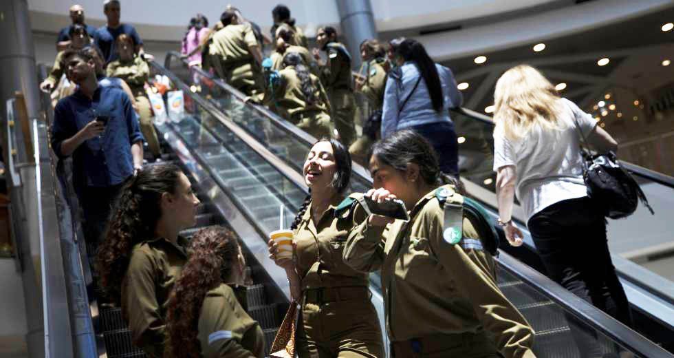 340 νέα κρούσματα καταγράφηκαν χθες στο Ισραήλ, οι περισσότεροι από τους μισούς (το 51%) ήταν εμβολιασμένοι,