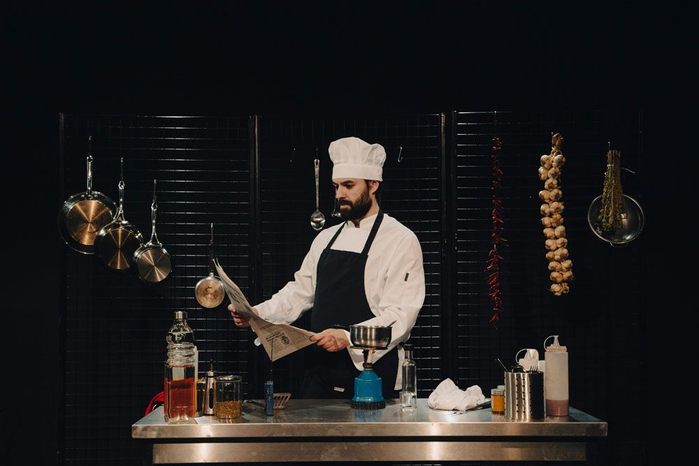 Δελτίο τύπου και φωτογραφίες για την θεατρική παράσταση "Παπάγια Μάντολες", του Αντώνη Κρύσιλα σε σκηνοθεσία Πέτρας Μαυρίδη. Ερμηνεύει ο Χρήστος Χρήστου