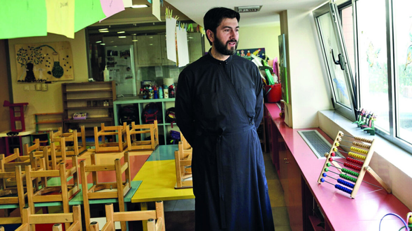 Η συνταρακτική μαρτυρία του εφήβου για ασέλγεια από τον πατέρα Αντώνιο