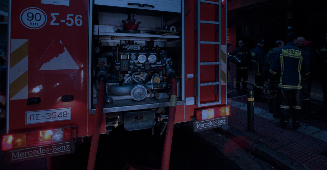 Φωτιά σε διαμέρισμα στο κέντρο της Αθήνας - Ένας ανήλικος ανασύρθηκε νεκρός