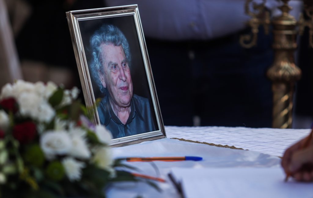 Μεσαίωνας στην Μητρόπολη Πειραιά με κείμενο κατά του Μίκη Θεοδωράκη - Γραφείο επί των Αιρέσεων και των Παραθρησκειών