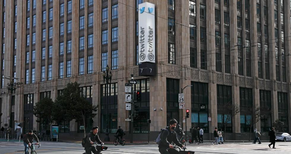 Ο Μασκ μειώνει το προσωπικό του Twitter στο μισό, επικαλούμενος απώλειες εσόδων