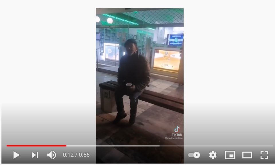 Άστεγος τραγουδάει με ψυχή.. άκου και μη μιλάς του Καζαντζίδη..