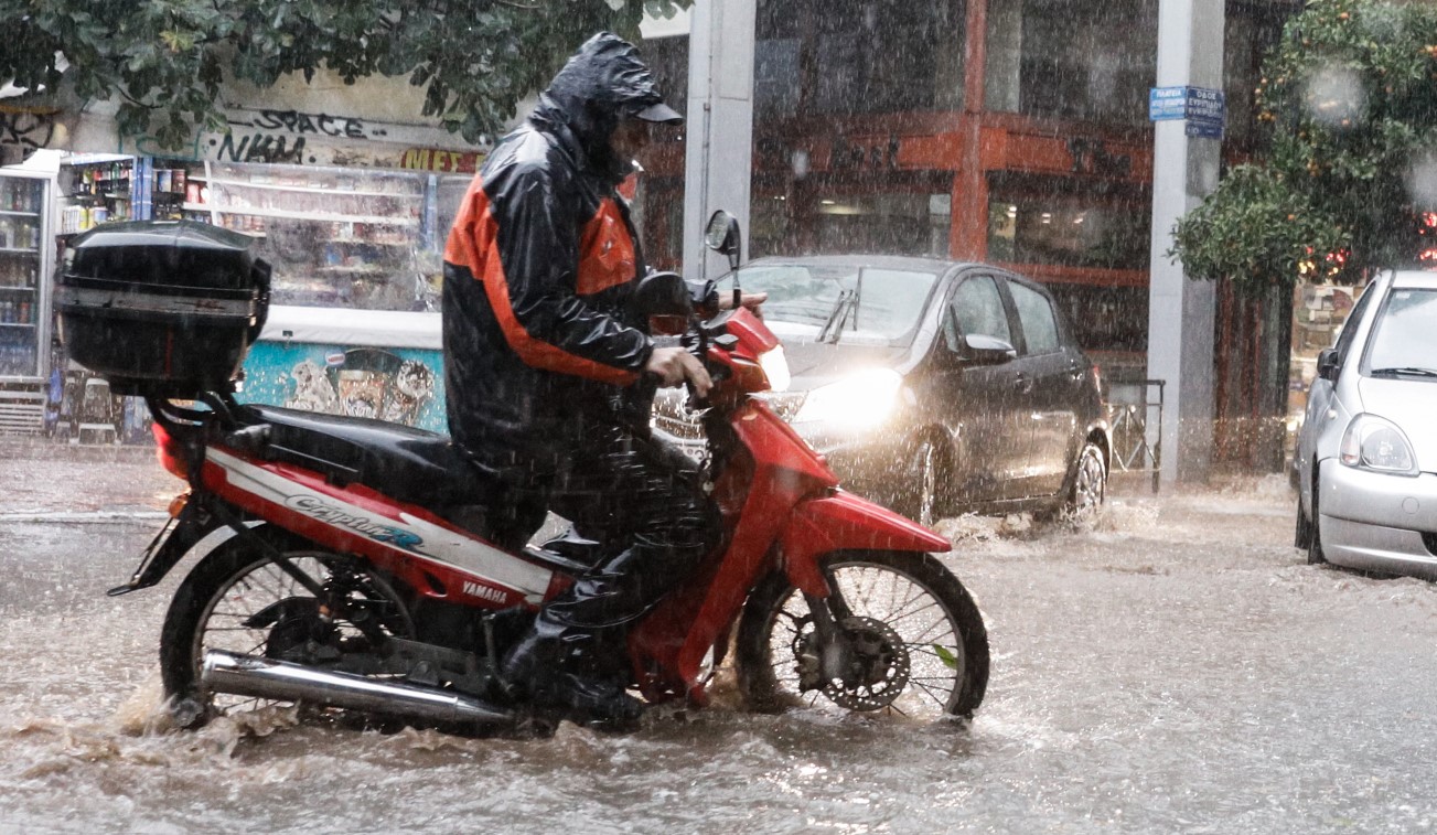 Κακοκαιρία Eva: Ξεκίνησαν οι καταιγίδες - Υδροστρόβιλος στην Ηγουμενίτσα