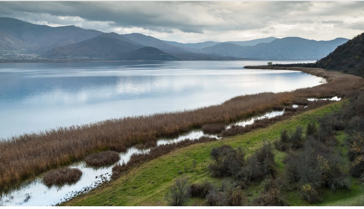 Πρέσπες: Πεζοπορικές και ποδηλατικές διαδρομές δίπλα στις όχθες, τις πλαγιές και τα χωριά