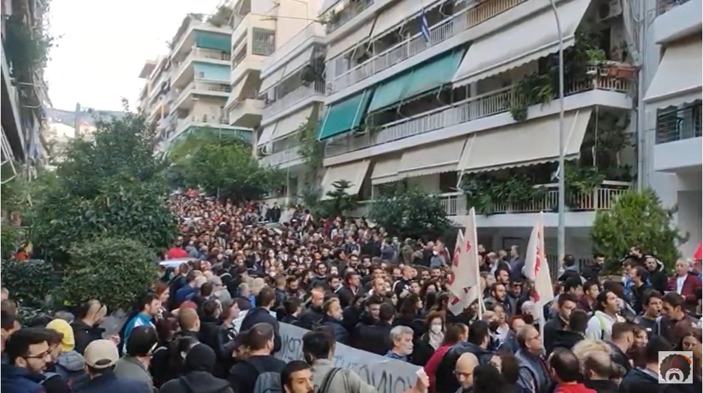 Μεγάλη συγκέντρωση για να μην πάρουν το σπίτι της χαμηλοσυνταξιούχου στου Ζωγράφου