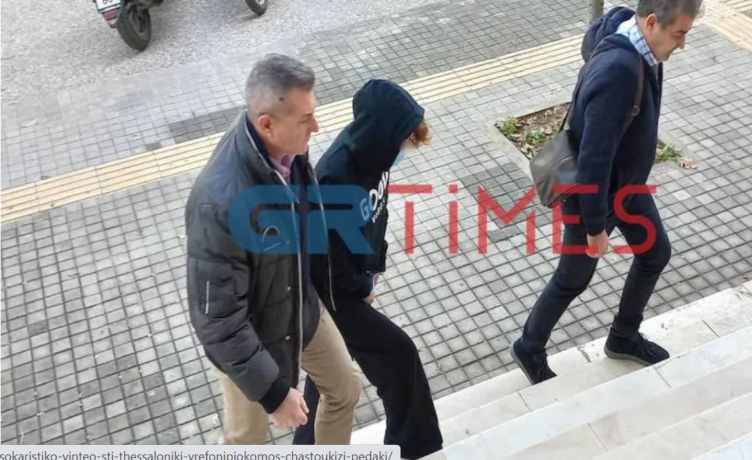 Σοκαριστικό βίντεο στη Θεσσαλονίκη – Βρεφονηπιοκόμος χαστουκίζει παιδάκι