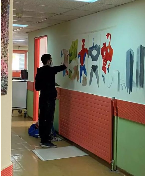 Μποδοσάκειον - Εθελοντισμός: Φοιτητής Καλών Τεχνών διακοσμεί με εντοιχισμένες παραστάσεις την Παιδιατρική κλινική 