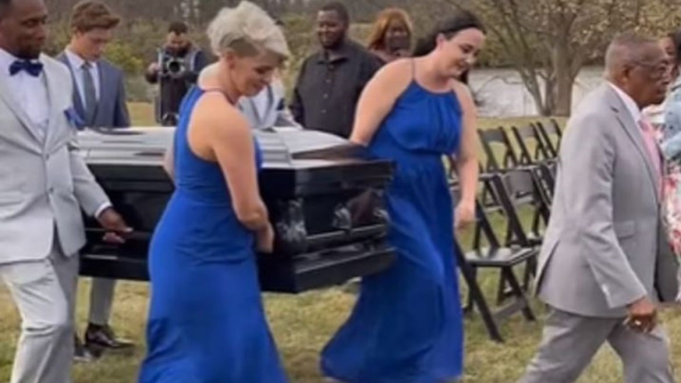 Γαμπρός (στυλίστας) έφτασε στον γάμο του με φέρετρο.....