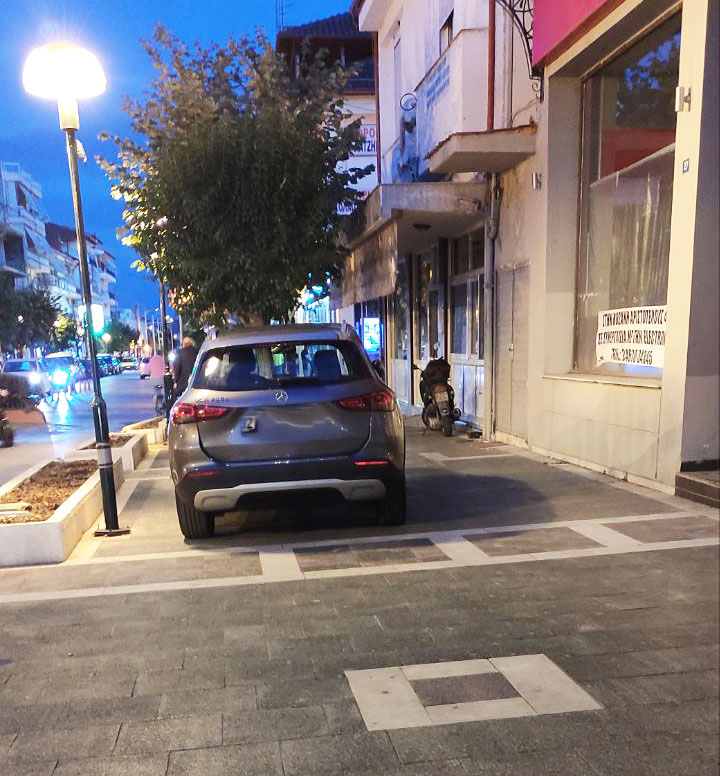 Επί της 25ης Μαρτίου (Κωτσόβολος) - και μπρος στον Καλό Σαμαρείτη Αντιδήμαρχος  (λαλίστατος) αμέριμνος Τη φωτογραφία έστειλε Συμπολίτης μας – μαζί με τη μαρτυρία. Αυτά συμβαίνουν στην Πόλη του καλύτερου Δήμαρχου του κόσμου!!!!