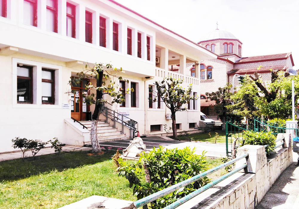 ΠΡΟΣ ΤΟΝ ΣΥΜΠΑΡΑΣΤΑΤΗ ΤΟΥ ΔΗΜΟΤΗ Κ. ΙΩΑΝΝΗΝ ΚΟΥΣΗ Θέμα: «Καταστροφή της Δημοτικής περιουσίας» με την πράξη κοπής δύο δένδρων ένθεν του κλιμακοστασίου του Δημοτικού Μεγάρου Εορδαίας. Προσφεύγων, ο Δημότης Πολιτίδης Χρήστος