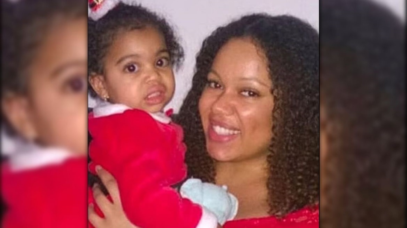 Δεν άντεξε τα χρέη της και έπεσε στις ράγες με την κόρη της